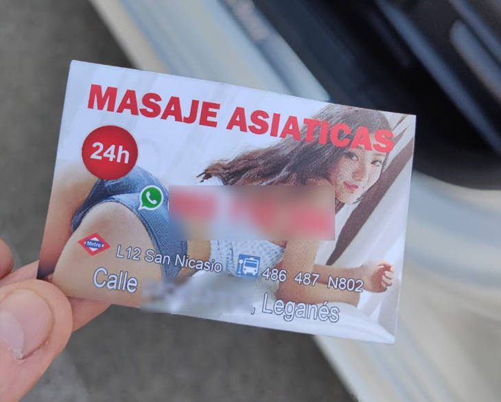 El centro de Leganés amanece inundado de publicidad de servicios sexuales