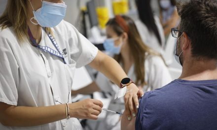 La Comunidad de Madrid administrará la segunda dosis a los menores de 65 años que hayan pasado el Covid-19 si viajan a un país que lo exija