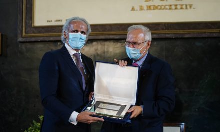 El Colegio de Médicos premia a la Comunidad de Madrid por su gestión de la pandemia
