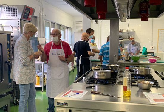 El Ayuntamiento de Leganés amplía su programa de cocina y economía doméstica a hombres mayores de 65 años