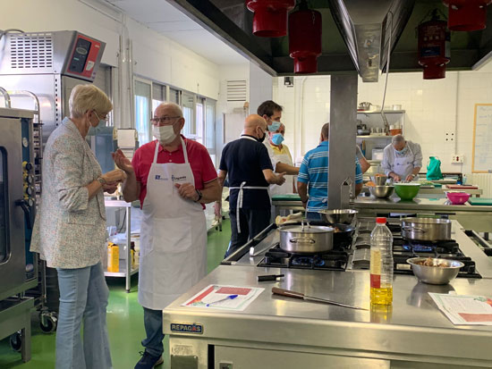 El Ayuntamiento de Leganés amplía su programa de cocina y economía doméstica a hombres mayores de 65 años