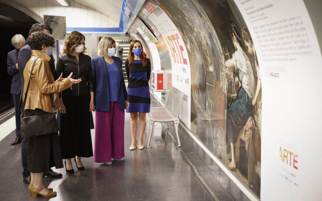 Ayuso presenta las nuevas pinturas que decoran la Estación del Arte, Atocha, en el Metro de Madrid