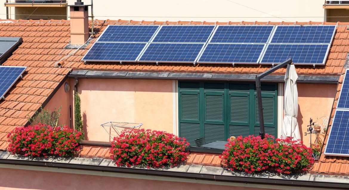 La Comunidad de Madrid dará 3.000 euros para la instalación de paneles solares y baterías de almacenamiento de energía