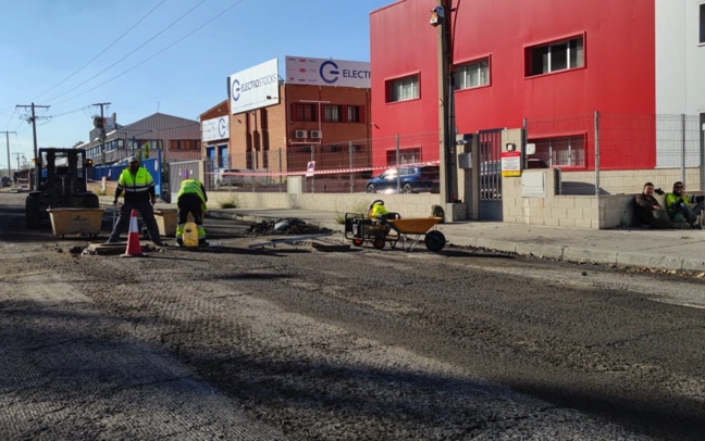 Decenas de vehículos dañados en el Polígono de Nuestra Señora de Butarque por las obras del Plan Impulsa