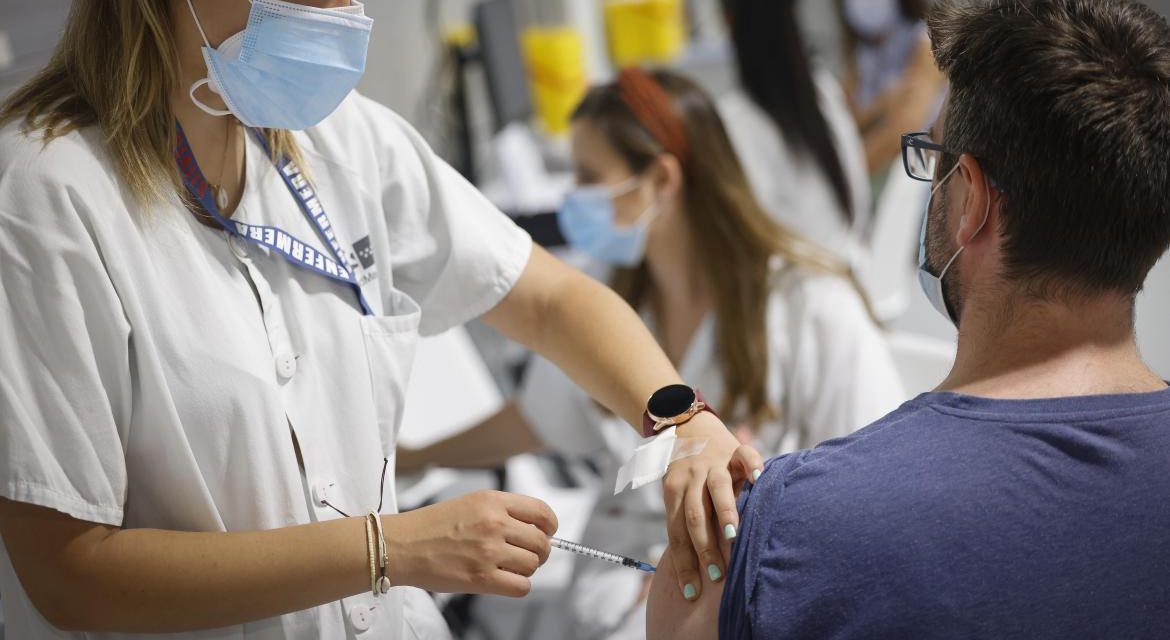 Se abre la autocita a mayores de 40 años para la tercera dosis de la vacuna contra el Covid-19