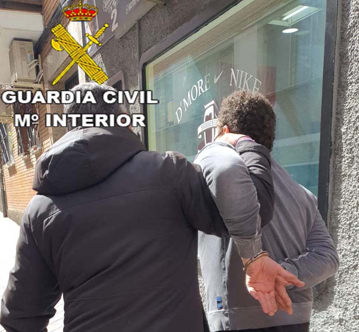 Detenidas tres personas por cometer hurtos en establecimientos públicos mediante descuido en Móstoles y Leganés