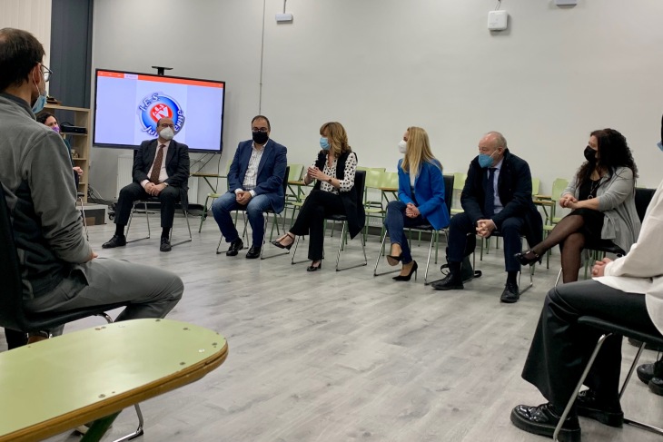 La ministra de Educación visitó el IES ‘Julio Verne’ para conocer su proyecto de Codocencia