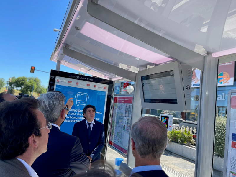 La Comunidad de Madrid instala en Leganés la primera marquesina de autobuses que utiliza energía solar para autoabastecerse