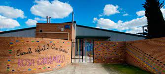 El Ayuntamiento renueva las aceras perimetrales de la Escuela Infantil Rosa Caramelo en Leganés Norte