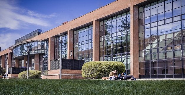 La nueva bajada de tasas universitarias ha permitido a 180.000 alumnos un ahorro medio de 300 euros este curso