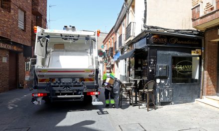 El Ayuntamiento pone en marcha un servicio de recogida de papel y cartón comercial puerta a puerta 