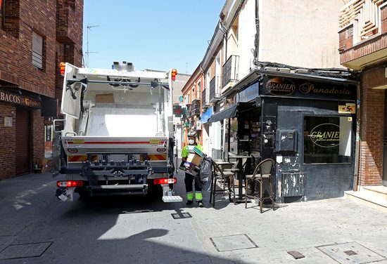 El Ayuntamiento pone en marcha un servicio de recogida de papel y cartón comercial puerta a puerta 