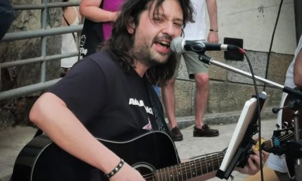 El leganense Jesús Casañas publica la biografía no oficial de Extremoduro