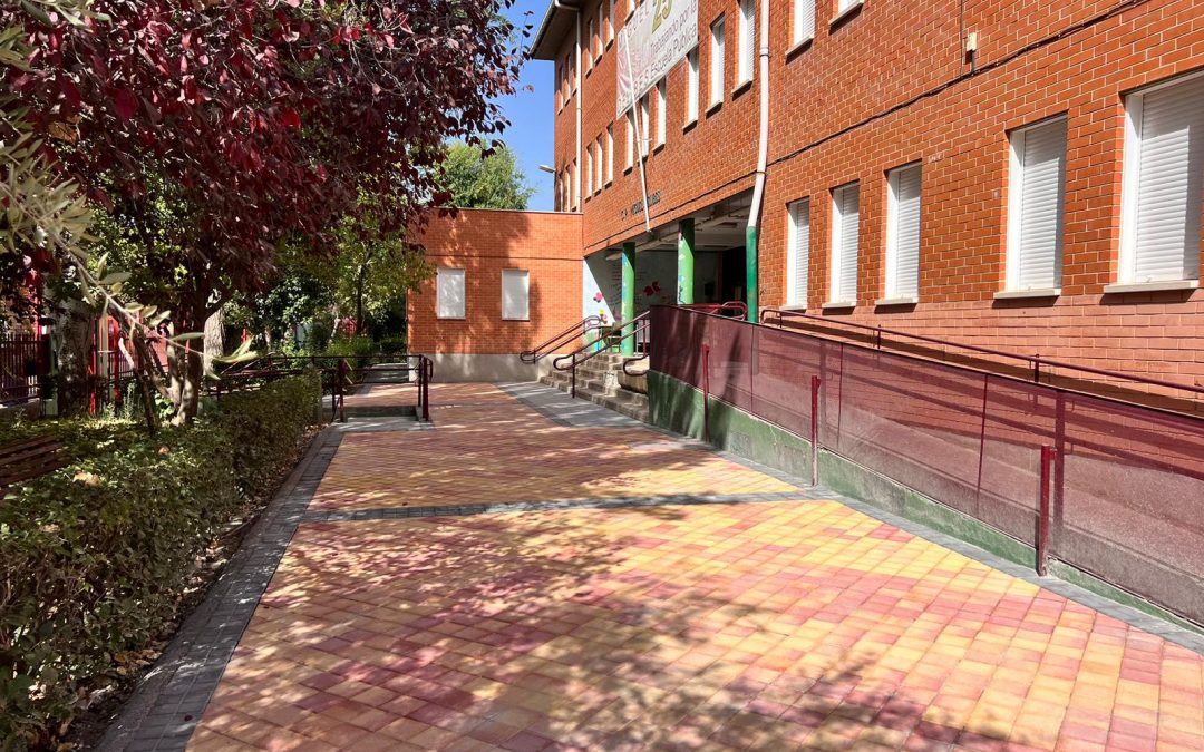 El Ayuntamiento de Leganés renueva el pavimento del colegio Miguel Delibes para mejorar la accesibilidad