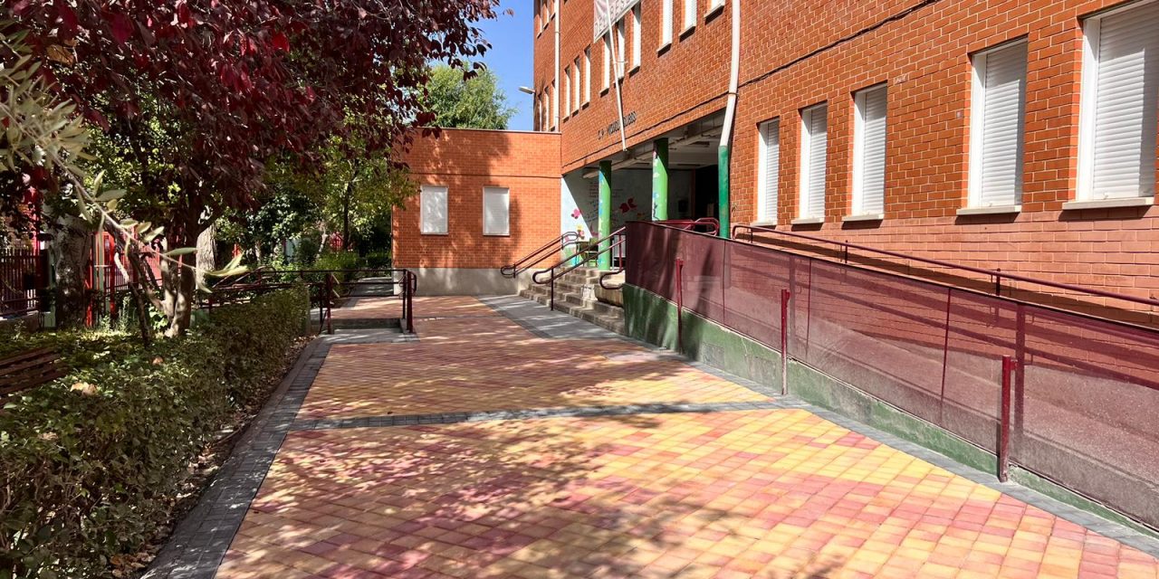 El Ayuntamiento de Leganés renueva el pavimento del colegio Miguel Delibes para mejorar la accesibilidad