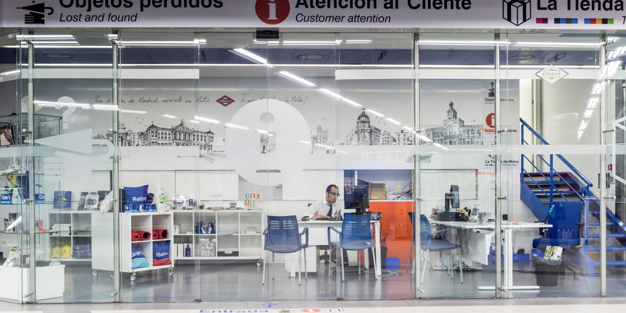 La Comunidad de Madrid custodia cada año cerca de 60.000 objetos perdidos en los trenes y estaciones de Metro