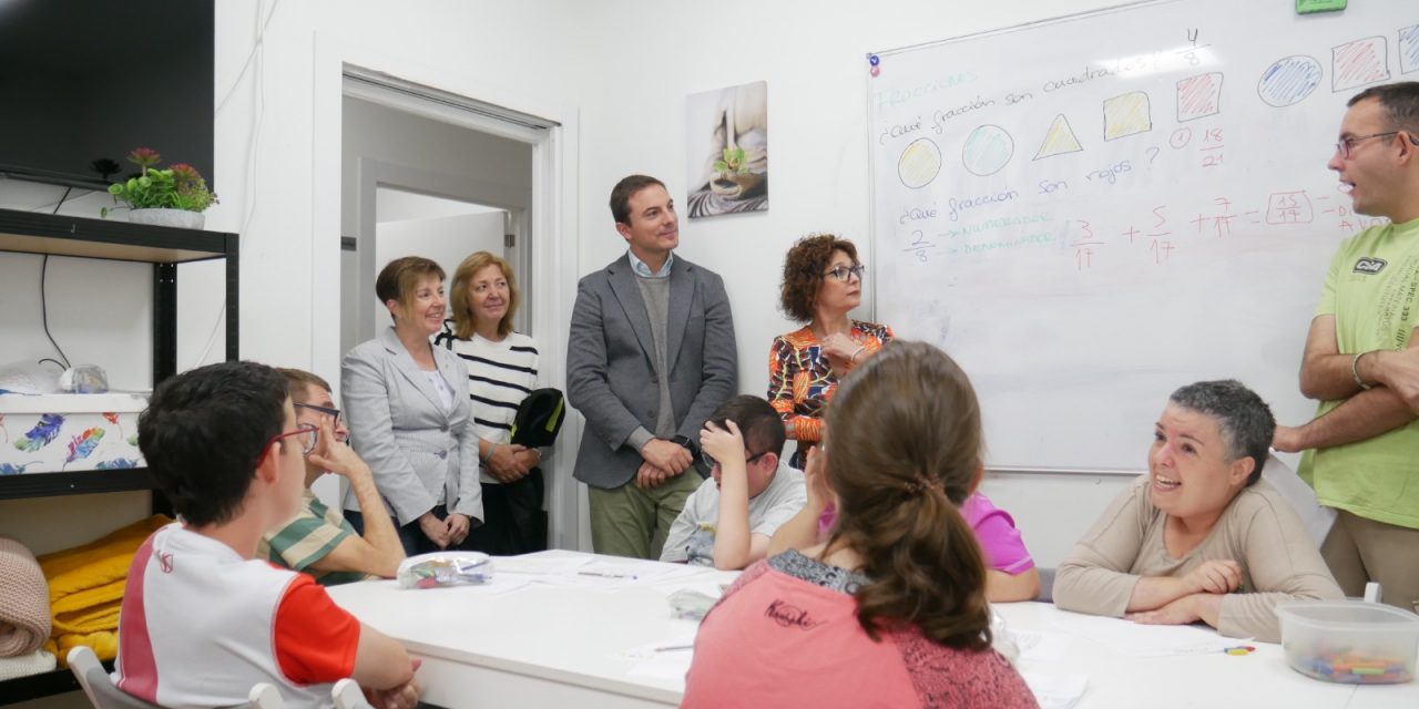 Juan Lobato visita Leganés y critica las listas de espera en la sanidad madrileña