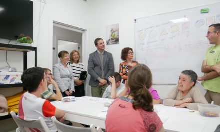 Juan Lobato visita Leganés y critica las listas de espera en la sanidad madrileña