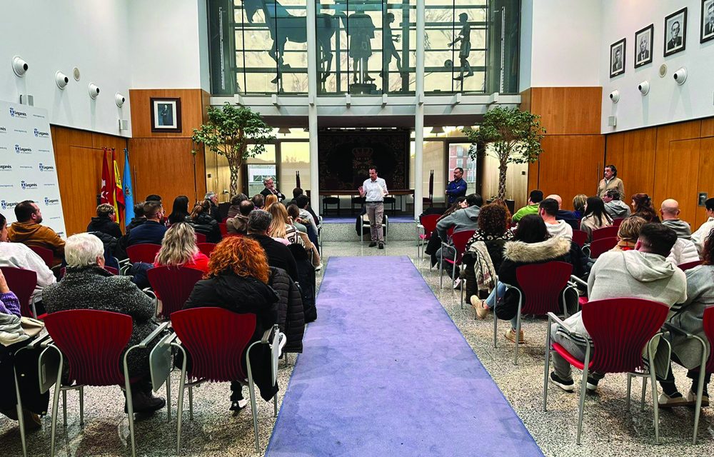 El alcalde de Leganés se reúne con los adjudicatarios de las 134 viviendas de EMSULE en Solagua para informarles sobre la solución adoptada para su construcción