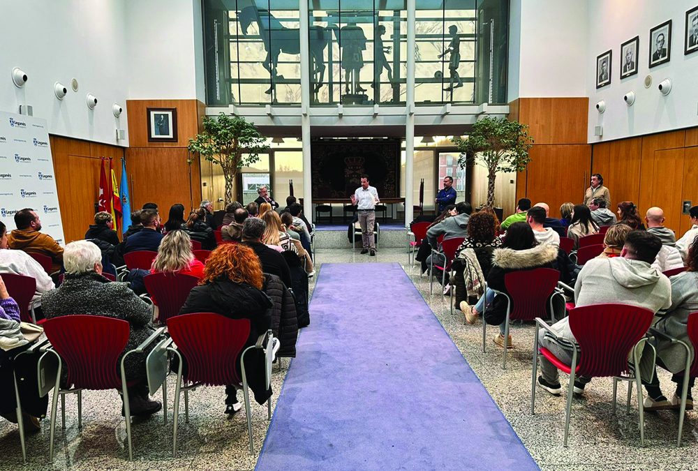 El alcalde de Leganés se reúne con los adjudicatarios de las 134 viviendas de EMSULE en Solagua para informarles sobre la solución adoptada para su construcción