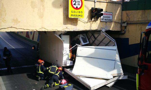 El Ayuntamiento de Leganés instala dos gálibos de cuatro metros de ancho en el puente ‘tragacamiones’ de San Nicasio