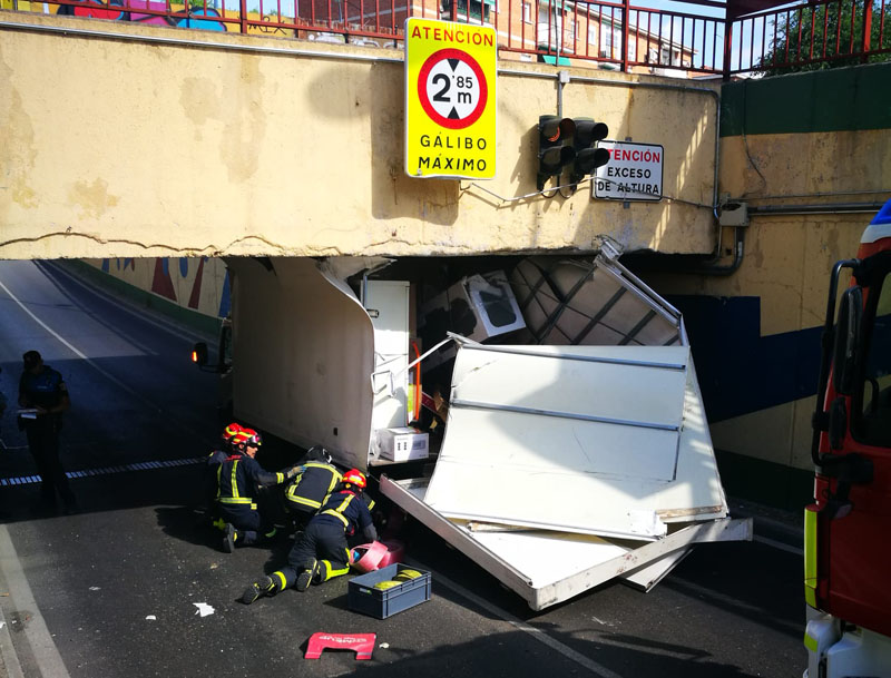 El Ayuntamiento de Leganés instala dos gálibos de cuatro metros de ancho en el puente ‘tragacamiones’ de San Nicasio