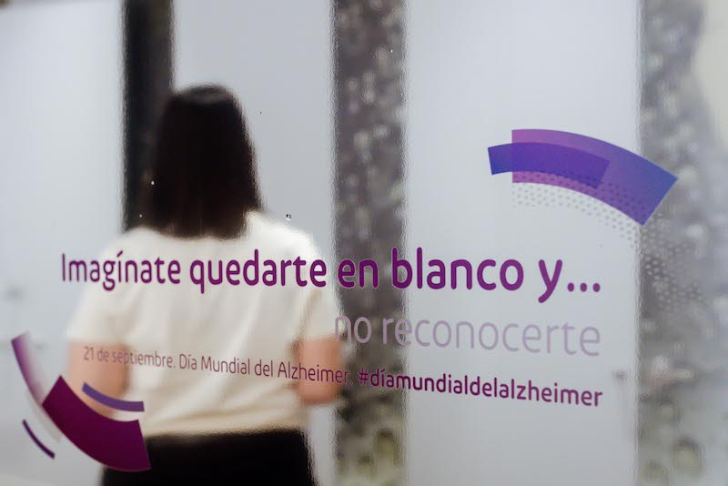 La campaña ‘Imagínate quedarte en blanco y…’ vuelve un año más a intu Xanadú para visibilizar y dar voz a los enfermos de Alzheimer