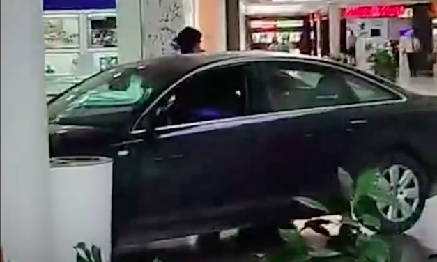 Robo en Parquesur: un coche accede al interior del centro y saquean una joyería a mazazos