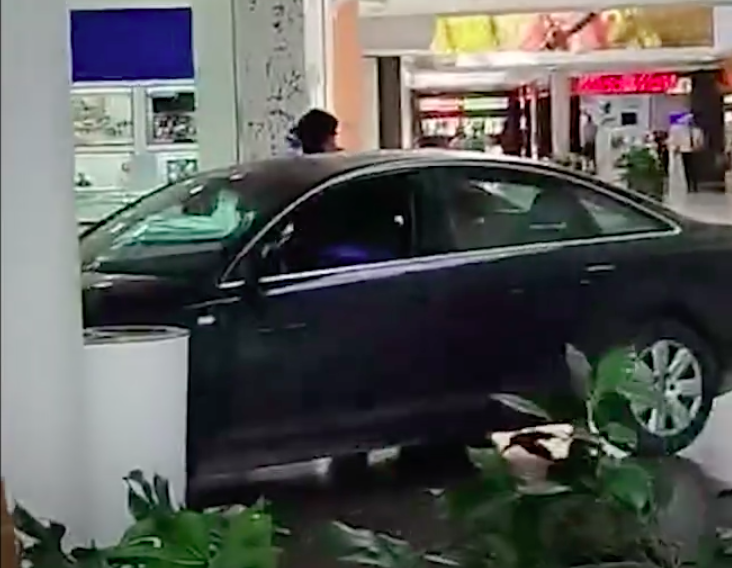 Robo en Parquesur: un coche accede al interior del centro y saquean una joyería a mazazos