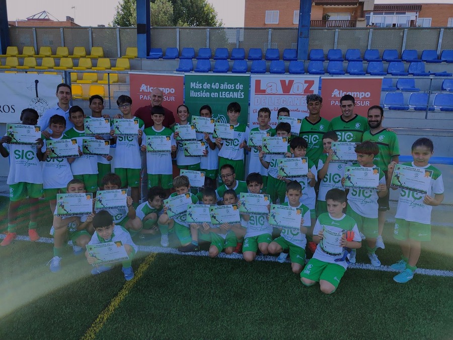El concejal de Servicios Sociales y Familia de visita el Campus de Verano de la Asociación Pepinito de Leganés