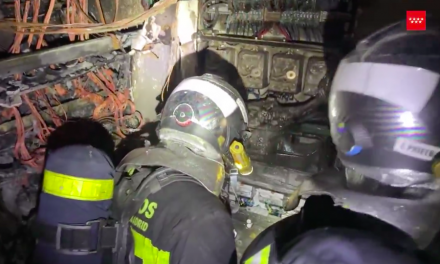 Controlado un incendio en un edificio de Leganés que deja una mujer intoxicada por humo