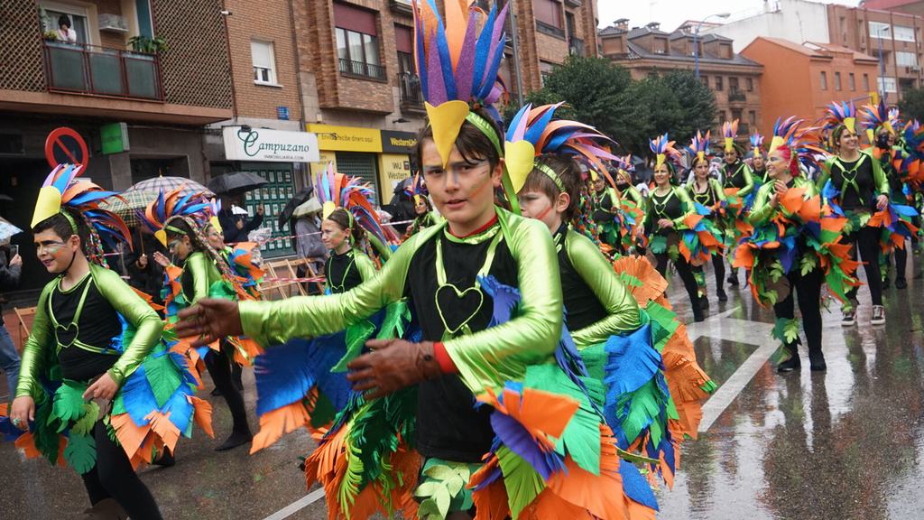 El gran desfile de Carnaval de Leganés reunirá a más de 2.000 personas y culminará con un concierto de Un Pingüino en mi Ascensor