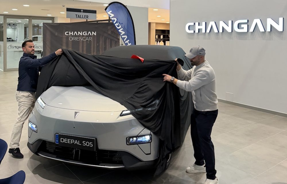 El concesionario Changan Oriencar realiza la primera entrega de un vehículo Changan a un cliente particular en España