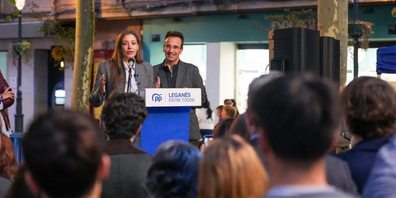 Miguel Ángel Recuenco y Ester Muñoz visitan comercios en Leganés para recoger sus demandas