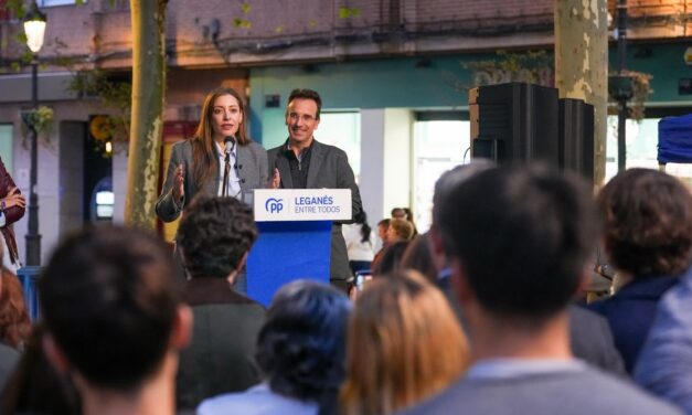 Miguel Ángel Recuenco y Ester Muñoz visitan comercios en Leganés para recoger sus demandas